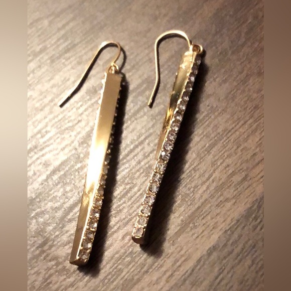 Pierced Gold colored twisted bar dangling with (cz) rhinestones on two sides - Picture 1 of 2
